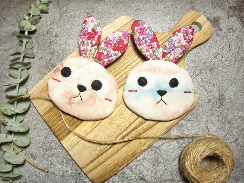 Handmade Rabbit Safety Charm Bag Airtag/Key Protection Case Customized Embroidery Gift Sachet - ซองรับขวัญ - ผ้าฝ้าย/ผ้าลินิน ขาว