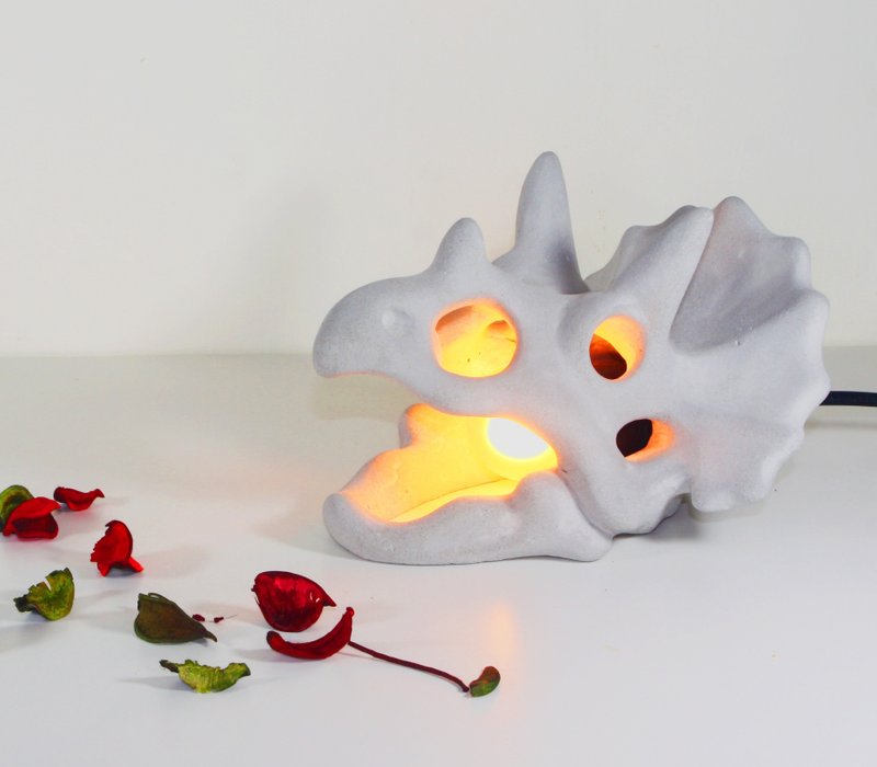 『好日推好物：兩件88折/三角龍頭骨夜燈』 - 燈具/燈飾 - 水泥 灰色