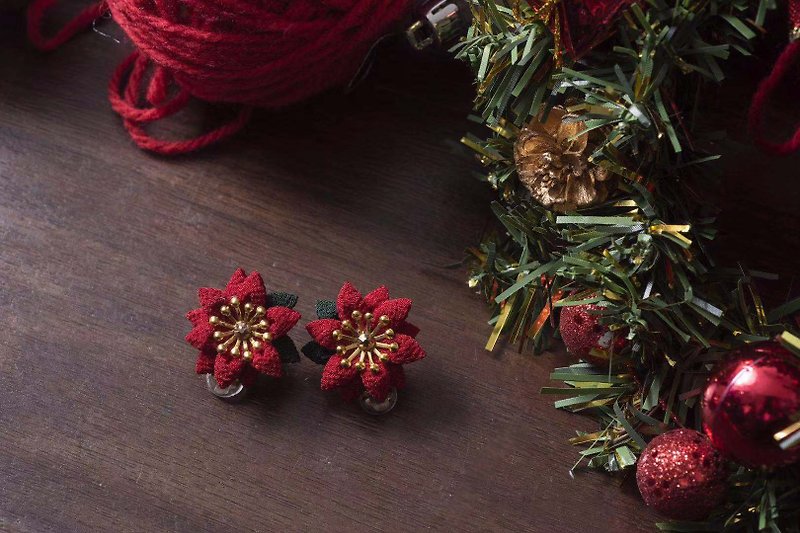 【Xmas Special】つまみ細工 / 和風布花聖誕花耳夾 深紅 - 耳環/耳夾 - 其他人造纖維 紅色