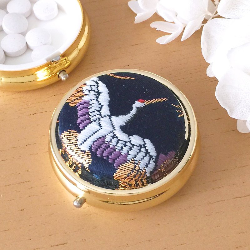 Pillbox with Japanese Traditional pattern, Kimono - Gold - Gold Brocade - กล่องเก็บของ - โลหะ สีน้ำเงิน