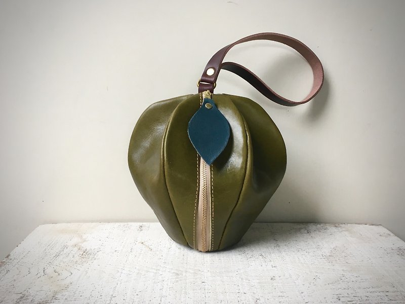 Tochigi leather mini pouch pomme olive green - กระเป๋าเครื่องสำอาง - หนังแท้ สีเขียว