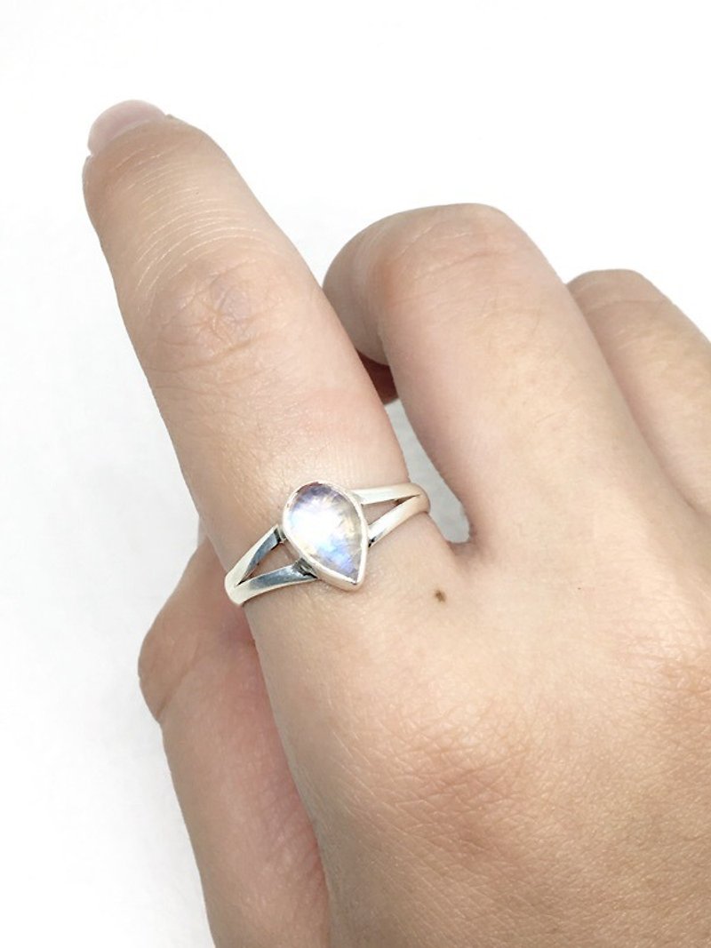 月光石925純銀簡約風格戒指 尼泊爾手工鑲嵌製作 (粉絲回饋款2) - 戒指 - 寶石 藍色