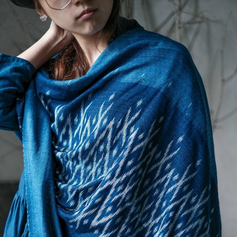 Limited ikat hand-woven blue dyed scarf shawl high-end natural plant blue dyed Christmas exchange gift - Knit Scarves & Wraps - Cotton & Hemp Blue