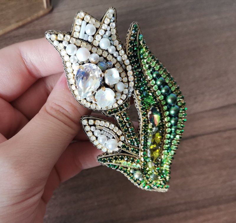 White flower brooch, tulip jewelry brooch beaded - 胸針 - 其他材質 白色