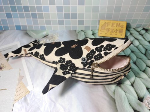 FEN手工小鋪 海洋生物袋物系列-手作海洋風黑花朵朵鯨魚款筆袋-鯨魚筆袋-鯨魚
