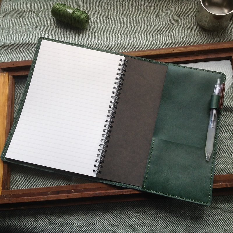 A5ノートブック、ブックカバー、ブック衣類の革のペンを挿入することができ、装着されている無印良品のノートブック、手縫いのレザー、ダークグリーン - ノート・手帳 - 革 グリーン