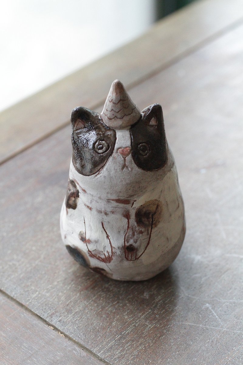 純手捏害羞男男孩貓咪陶瓷擺飾/乾燥花器 - 擺飾/家飾品 - 陶 咖啡色