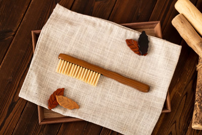 Islandoffer  Wooden Green sandalwood comb straight hair comb(1pcs) - อื่นๆ - ไม้ สีทอง