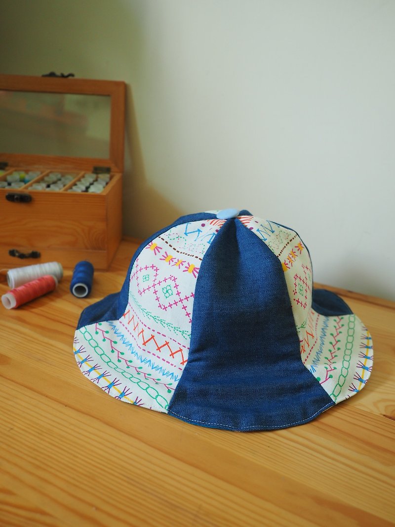 Handmade reversible sun protection hat denim and colorful pattern - หมวกเด็ก - ผ้าฝ้าย/ผ้าลินิน สีน้ำเงิน