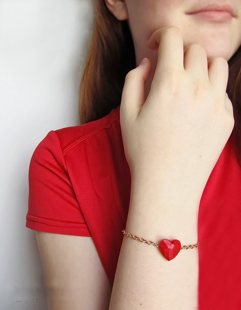 Red Heart Romantic Bracelet Scarlet faceted heart Cute tiny heart bracelet Charm - สร้อยข้อมือ - ดินเหนียว สีแดง