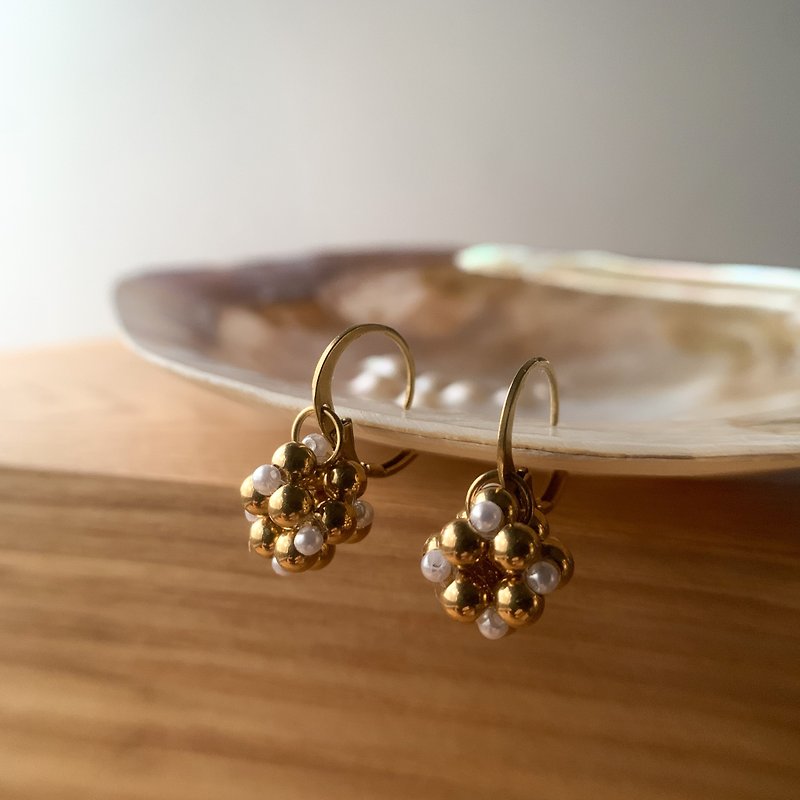 Les Clairs Handmade Drop Cube Earrings - Bronze Beads & Small Pearls - ต่างหู - ทองแดงทองเหลือง สีทอง