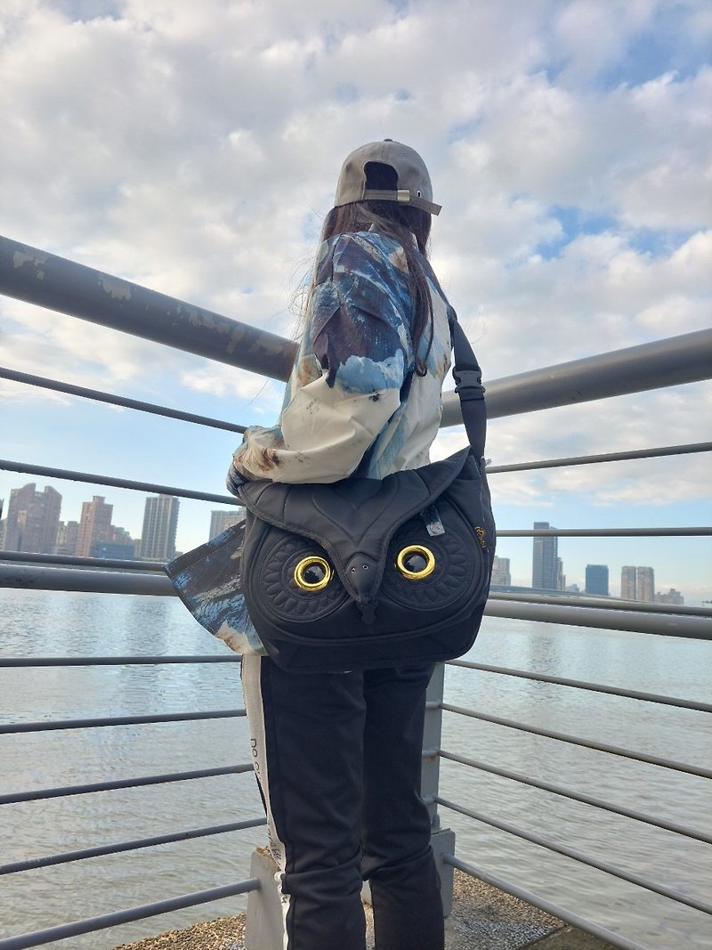 Morn Creations Genuine Classic Owl Sidepack - Black (M) - กระเป๋าแมสเซนเจอร์ - วัสดุอื่นๆ สีดำ