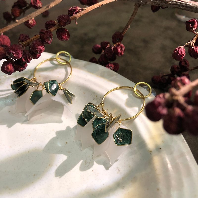 Emerald white leaf double ring petal earrings / can be changed ear clip - Earrings & Clip-ons - Copper & Brass Green