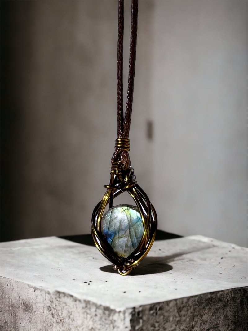 Natural Labradorite Necklace Metal Woven Crystal Raw Ore Handmade Design - สร้อยคอ - เครื่องเพชรพลอย 