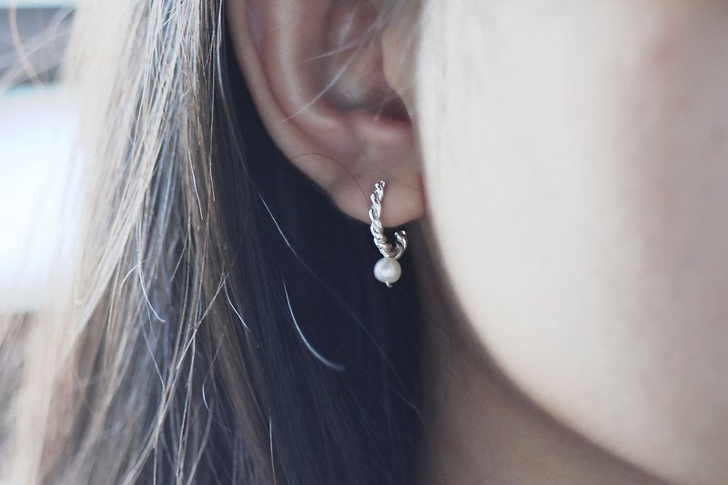 珍珠麻花捲 | 圈式耳環 925純銀 簡約 手工銀飾 情人禮物 - 耳環/耳夾 - 純銀 銀色