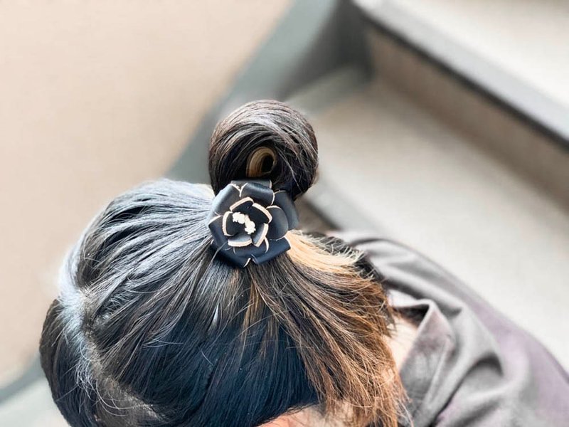 FLORAL　シックにカッコイイ黒のお花　フローラルキュービックヘアゴム　入学式にもOK　FCH-KKK - 髮圈/髮夾 - 真皮 黑色