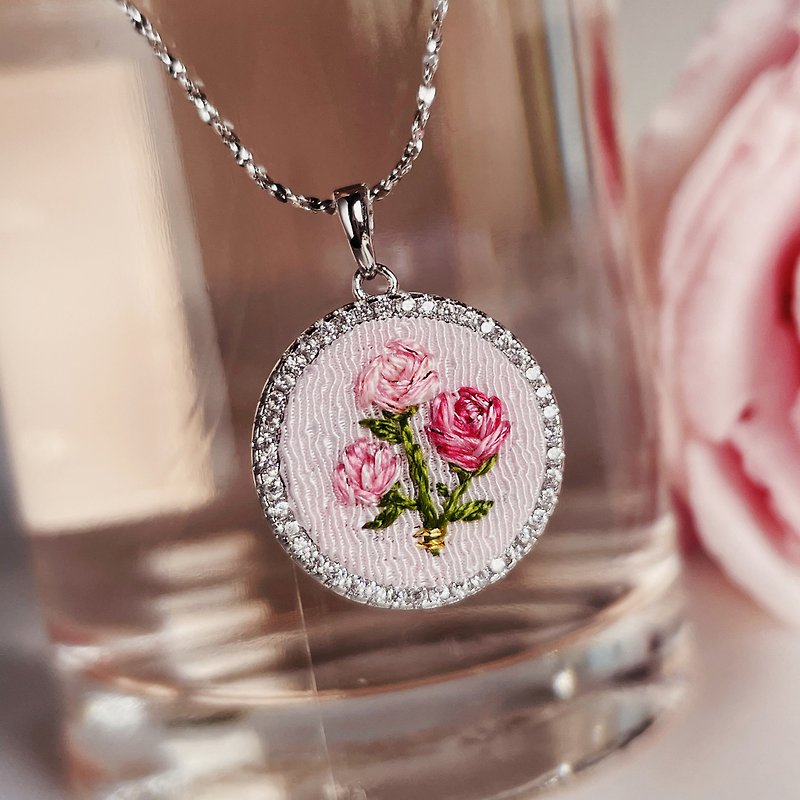 【母親節禮物】 Bouquet of roses 玫瑰花束手工刺繡純銀項鍊 - 項鍊 - 純銀 粉紅色