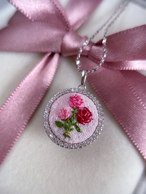 バラの花束 ローズブーケ刺繍スターリングシルバーネックレス