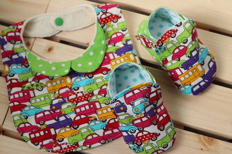 繽紛小汽車ㄅㄨㄅㄨ-綠 滿月禮彌月禮 寶寶鞋+圍兜 - 童裝鞋 - 其他材質 多色