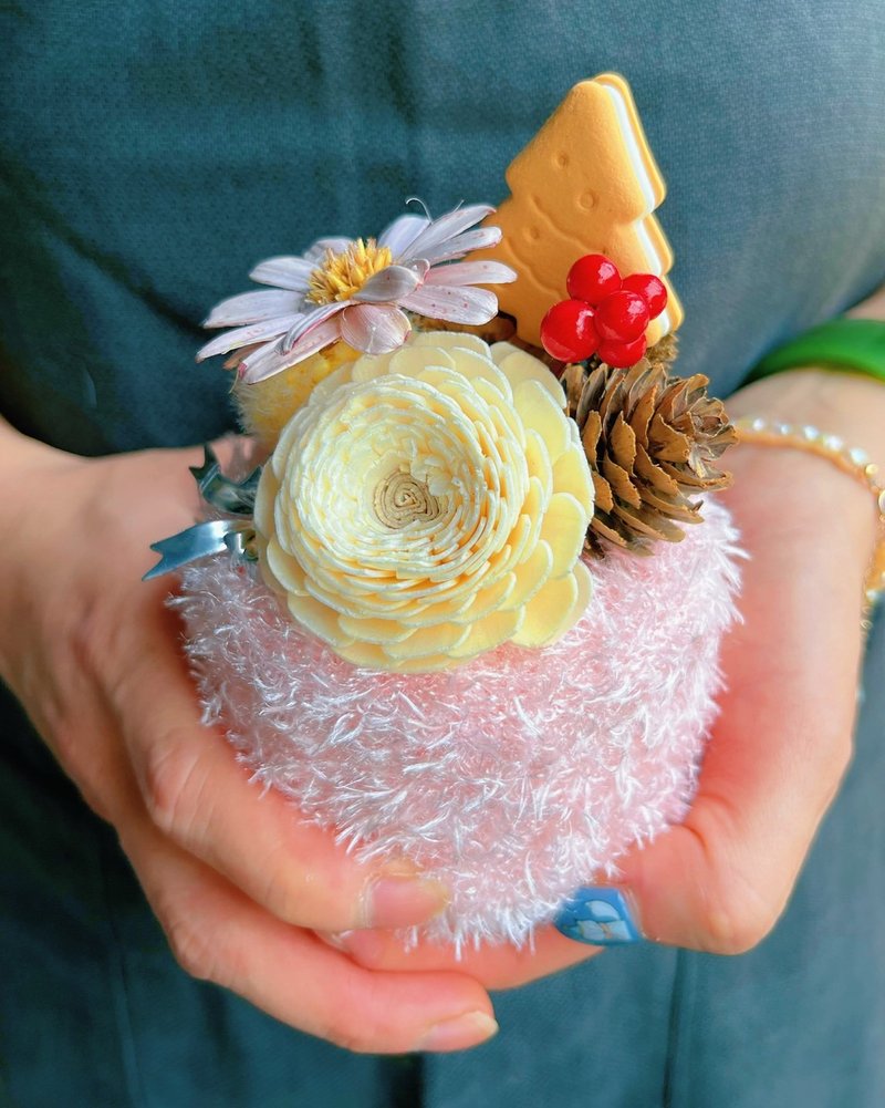 VERNITA Pink Pine Cake Flower Gift • A Floral Blessing That Lasts - ช่อดอกไม้แห้ง - วัสดุอื่นๆ สึชมพู