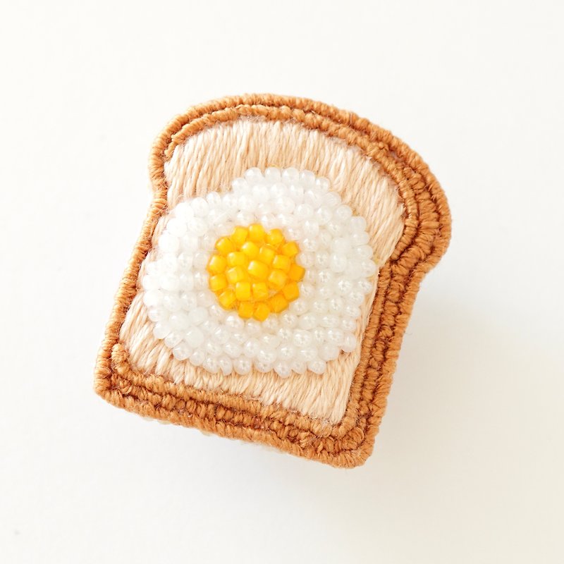 目玉焼きトーストのブローチ　ビーズ刺繍ブローチ - ブローチ - その他の素材 イエロー