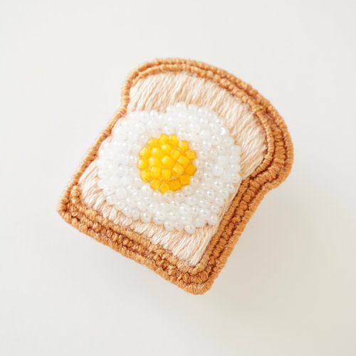 目玉焼きトーストのブローチ ビーズ刺繍ブローチ - ショップ