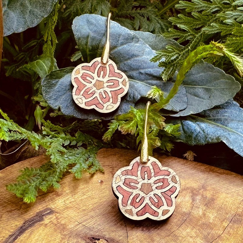 [Taishō Romance] Sakura Japanese flower handmade wood inlaid earrings plated with 14K ear hooks and resin Clip-On - Earrings & Clip-ons - Wood Brown