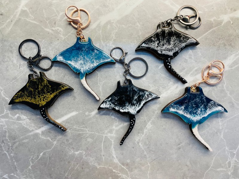 Pine stingray ocean pendant - ที่ห้อยกุญแจ - เรซิน สีดำ