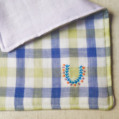 ayaka-kas 手刺繍入り4重ガーゼハンカチ イニシャルA〜Z 緑チェック(受注製作)