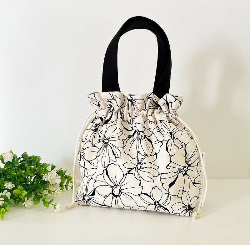 [White Outline Flowers at Years Old] Drawstring Bag/Handbag - กระเป๋าถือ - ผ้าฝ้าย/ผ้าลินิน ขาว