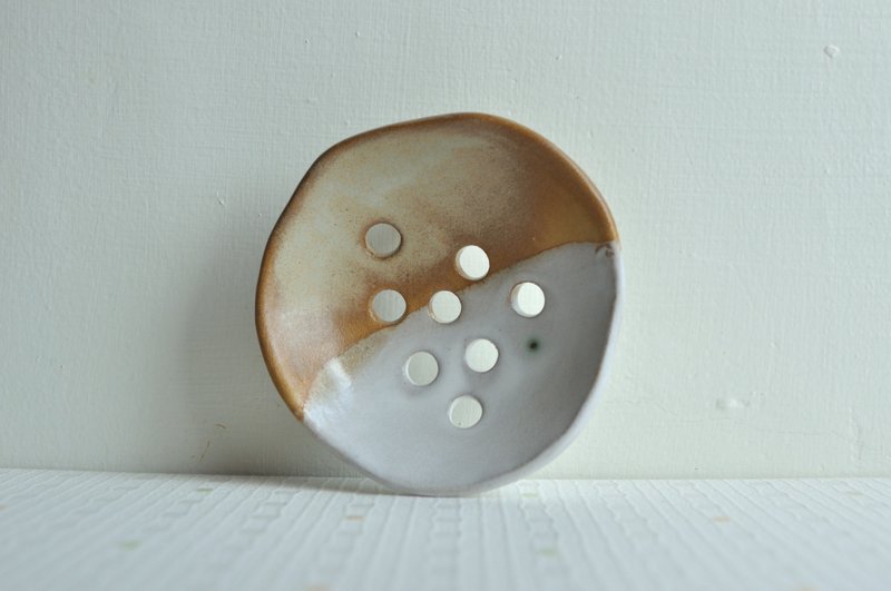 Heyu Soap・Hand-Molded Ceramic Soap Dish・Earthenware・Natural Drainage・Handcrafted Lifestyle Vessel - อุปกรณ์ห้องน้ำ - ดินเผา 