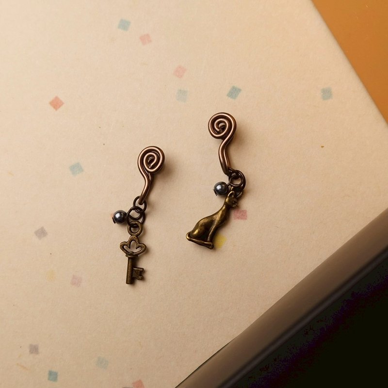 喵喵喵 不對稱無稱耳夾 / 貓找鑰匙 - 耳環/耳夾/耳骨夾 - 其他金屬 