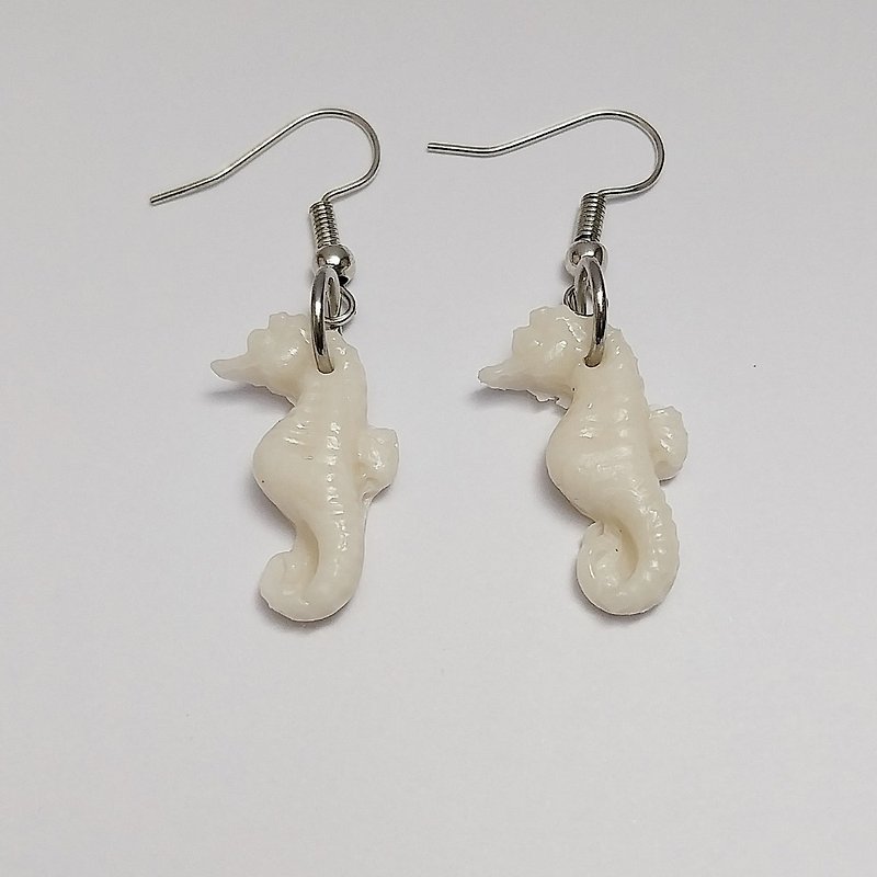 Seahorse White Color Earring Handmade Air Dry Clay Eco Friendly Stainless Hook - 耳環/耳夾 - 黏土 白色