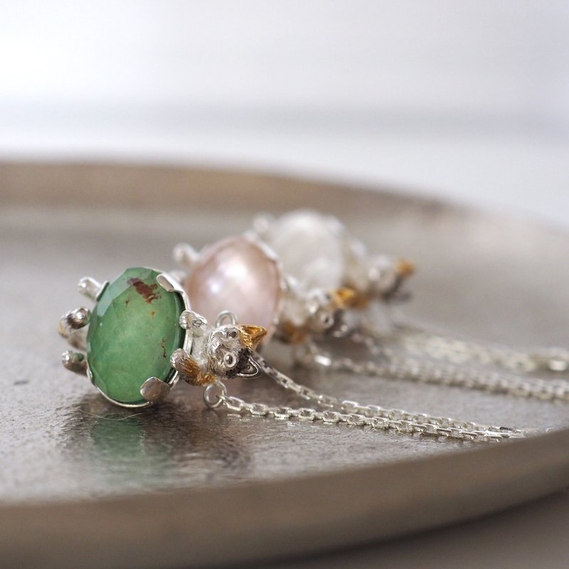 Gemstone-Embracing Calico Cat Pendant: Natural Stone, Shell, and Crystal - สร้อยคอ - เปลือกหอย สีเงิน