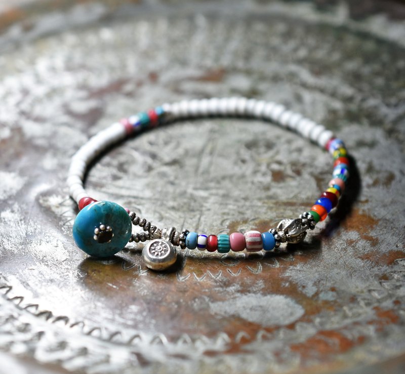 ホワイトと多彩アンティークヴェネチアビーズのブレス　ターコイズ留め金 - 手鍊/手環 - 玻璃 白色