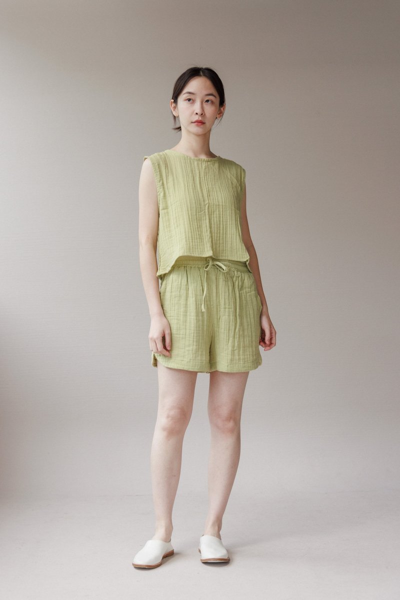 Chiangmai cotton sleeveless pea green top - เสื้อกั๊กผู้หญิง - ผ้าฝ้าย/ผ้าลินิน สีเขียว