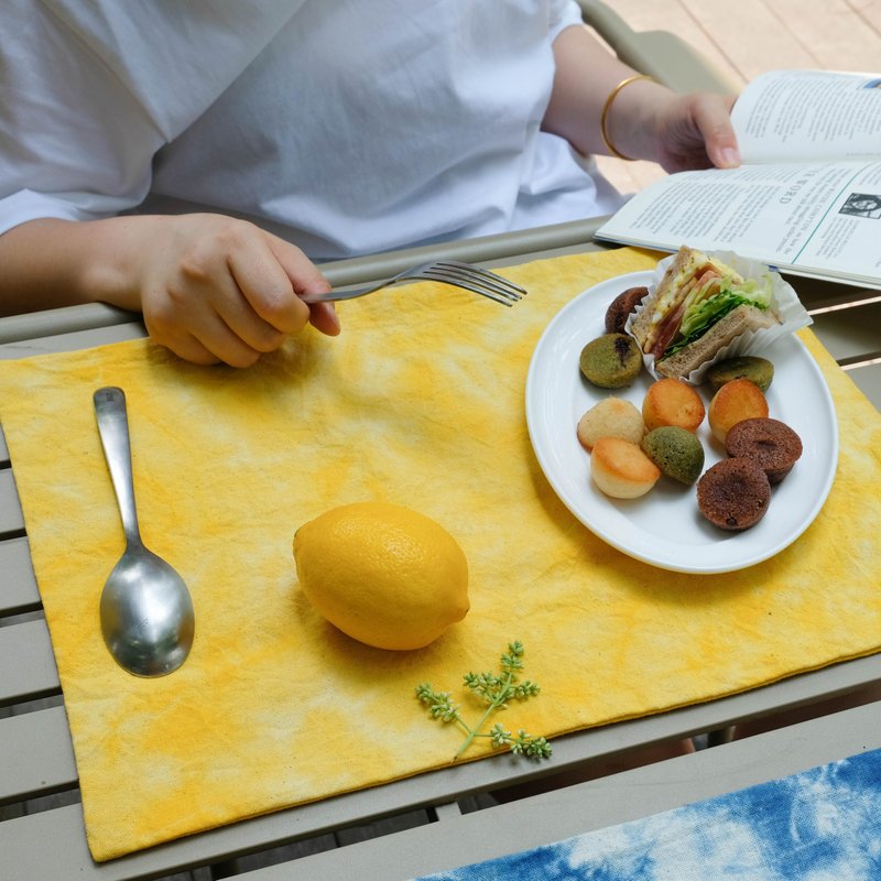 Yellow tie-dye placemat, grass and wood dyed square towel, small tablecloth, double-sided heat insulation pad, napkin, photo props shipped from Taiwan - Place Mats & Dining Décor - Cotton & Hemp Yellow