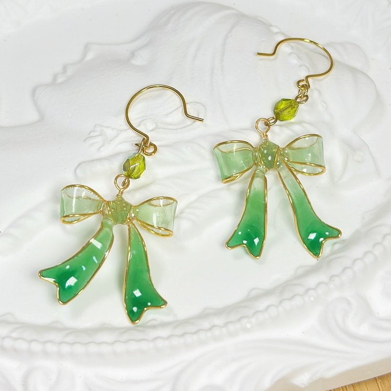 Gradient Green Bow Earrings Pushしliveピアス Hypoallergenic Earrings - Earrings & Clip-ons - Resin Green