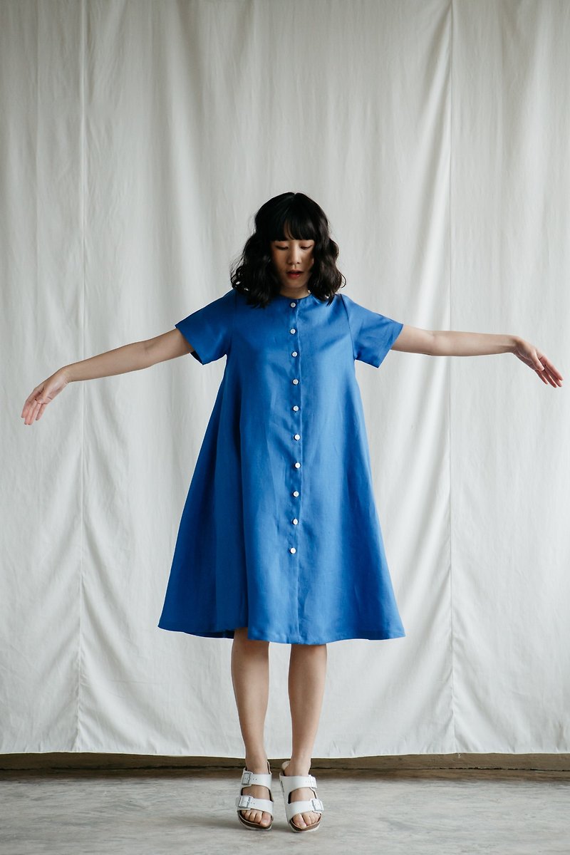 ブルーのシェルボタン付きAラインドレス - ワンピース - コットン・麻 ブルー