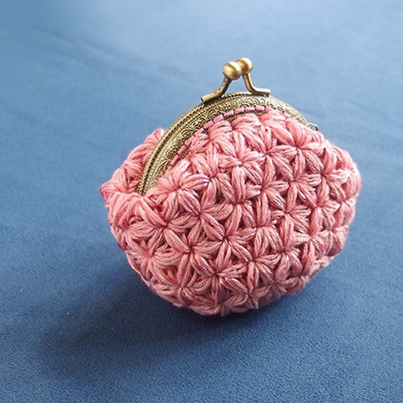 Small pink spring flowers hand-woven mouth gold package / purse - กระเป๋าใส่เหรียญ - เส้นใยสังเคราะห์ สึชมพู