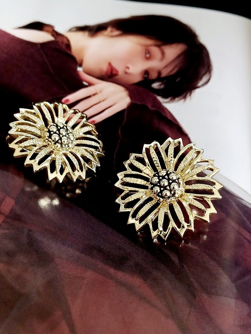 vintage jewelry antique SARAH COV gold sunflower clip-on earrings - Earrings & Clip-ons - Other Metals 