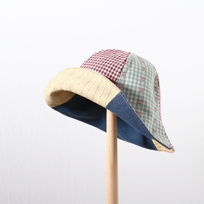JOJA [limited] red and blue grid x goose brown bubble gum double-sided flower-shaped hat - หมวก - ผ้าฝ้าย/ผ้าลินิน สีเหลือง