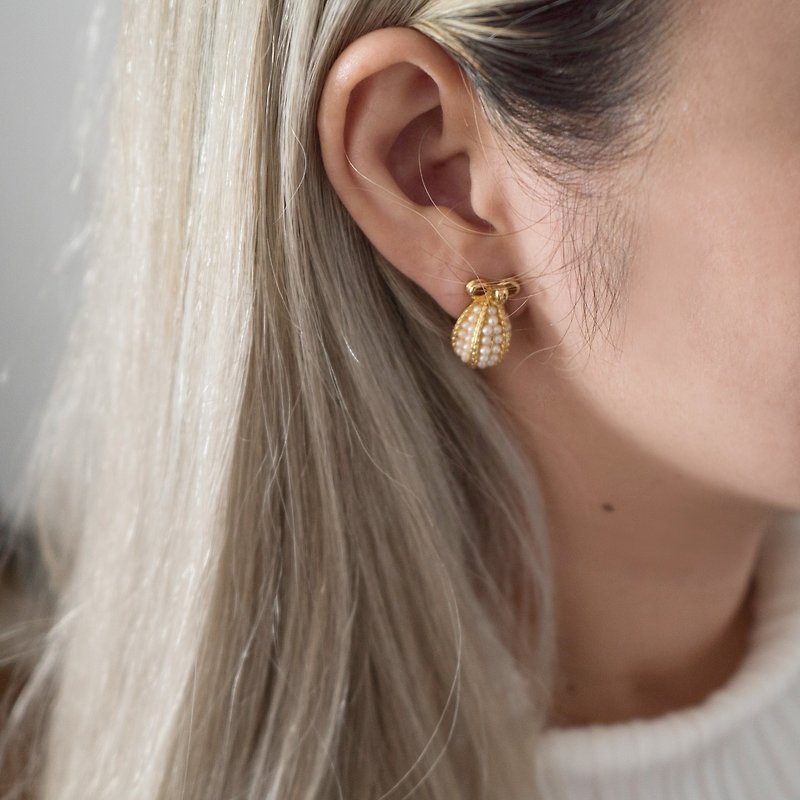 1980s Joan Rivers pearl tsar egg pin earrings - ต่างหู - ไข่มุก สีทอง