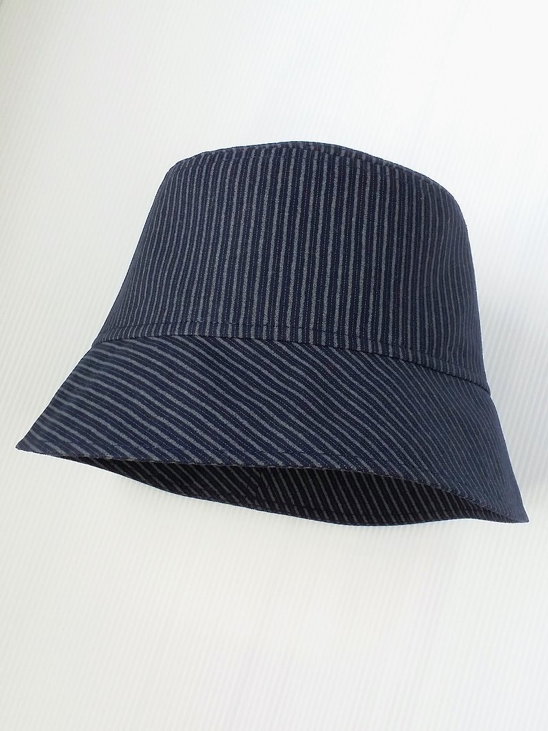 ダークブルーのストライプの鐘形の帽子 - 帽子 - コットン・麻 ブルー
