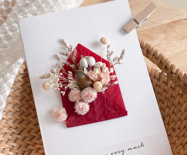 Dried flower arrangement in shops envelope box