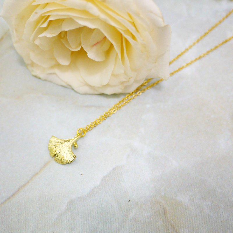 Delicate and simple ginkgo necklace - สร้อยคอ - โลหะ สีทอง