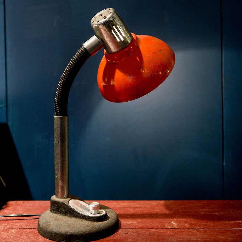 SECLUSION OF SAGE / Classic - Red Hat Metal Table Lamp - โคมไฟ - โลหะ สีแดง