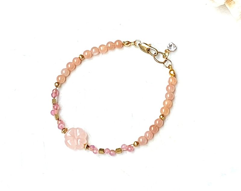 Orange Moonlight Stone Strawberry Quartz Rose Quartz Four-Leaf Bronze Bracelet Customized to Promote Marriage and Popularity - สร้อยข้อมือ - คริสตัล หลากหลายสี