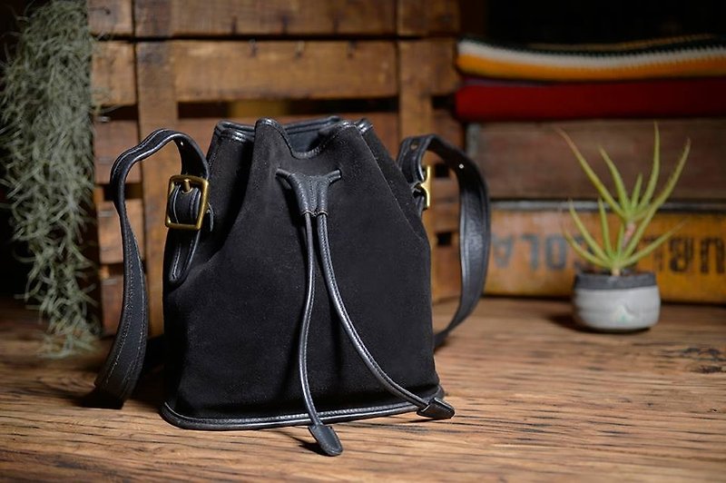 "Vintage Coach antique bucket side oblique Bag" Black suede VB 020 - Messenger Bags & Sling Bags - Genuine Leather White