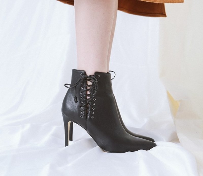 Lateral tether retro leather tip thin heel black - Women's Boots - Genuine Leather Black